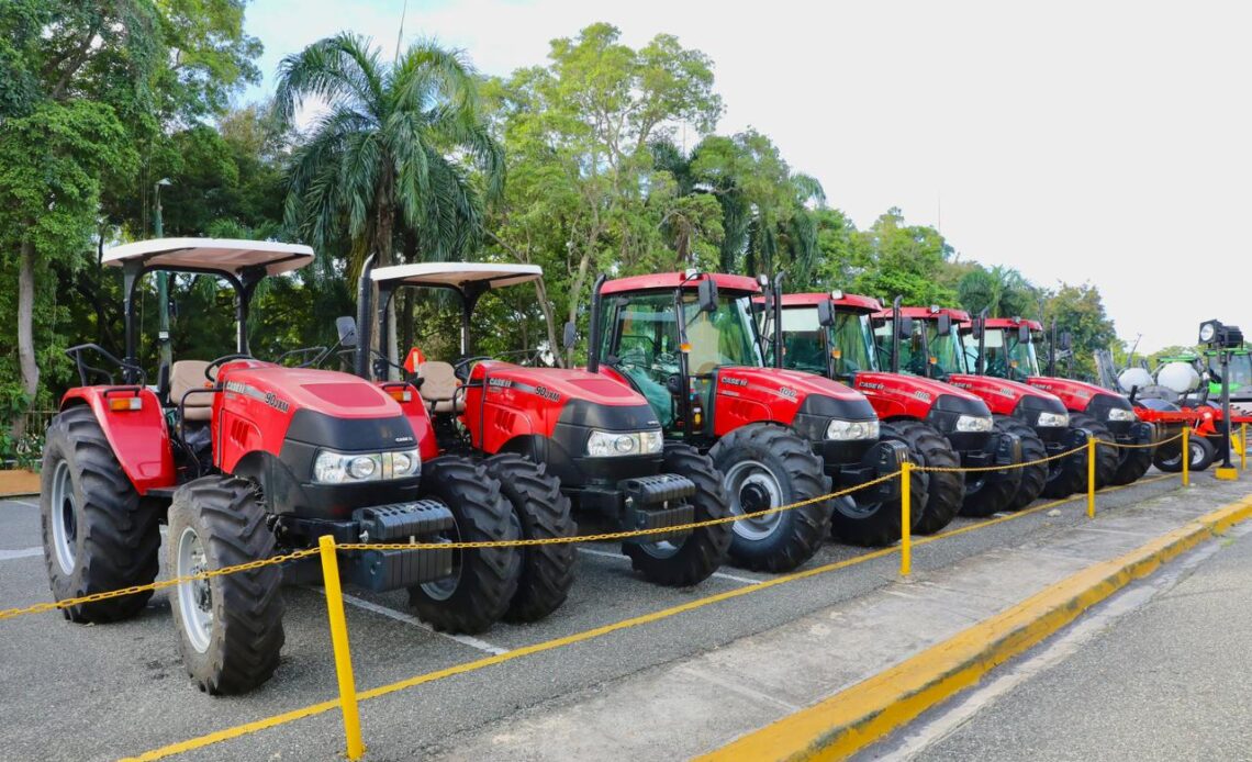 Gobierno entrega maquinaria agrícola para modernizar el campo y reducir mano de obra extranjera