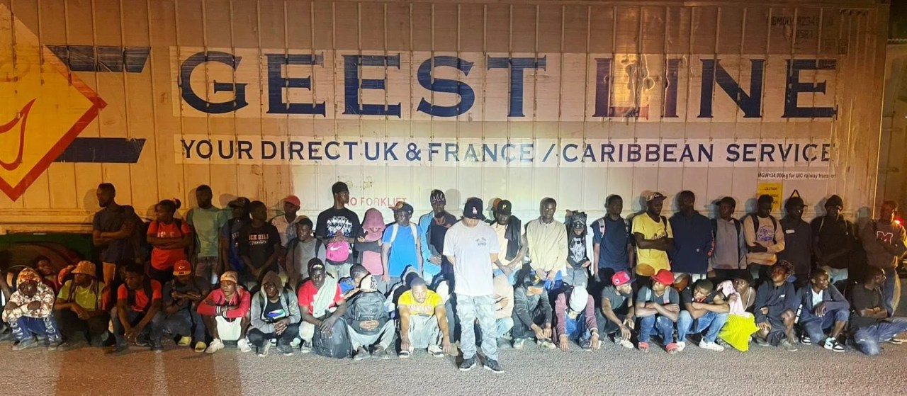Ejército detiene camionero que ocultaba 52 haitianos indocumentados dentro de un furgón en Mao