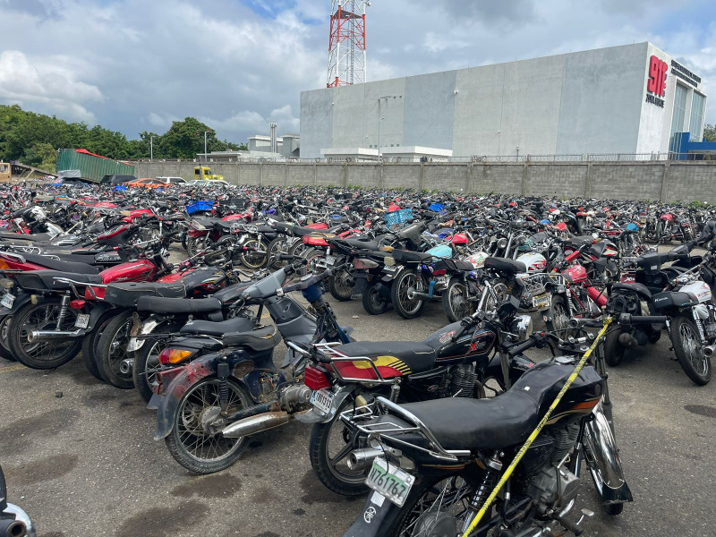 Lenta devolución de motocicletas retenidas por la Policía durante las festividades en Santiago