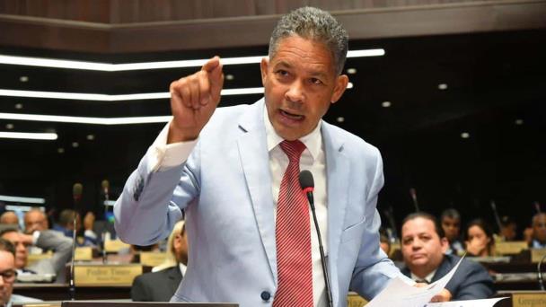 Eugenio Cedeño califica de desafinadas e irresponsables declaraciones de Pacheco por cancelaciones de perremeístas en el Gobierno