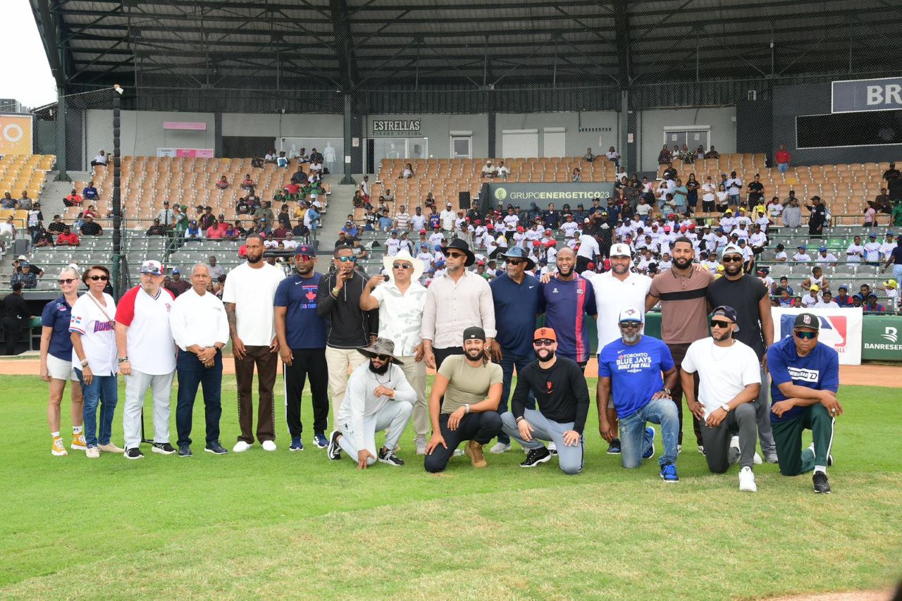 Clínica infantil que organizan FEDOM y MLB llena de emoción y aprendizaje el estadio Tetelo Vargas
