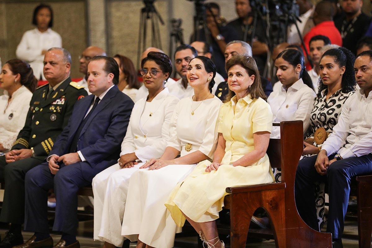 Raquel Peña acompaña a cientos de feligreses en eucaristía por el Día de la Virgen de La Altagracia