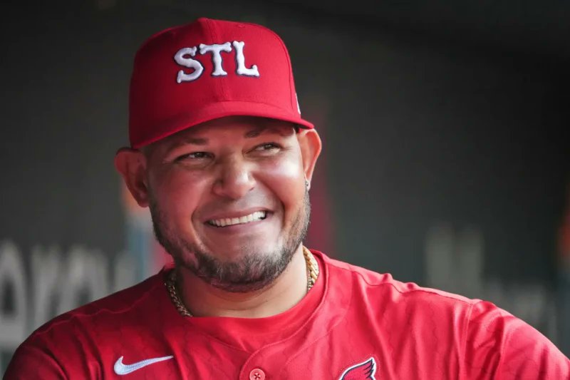 Yadier Molina regresa a los Cardenales como asistente especial