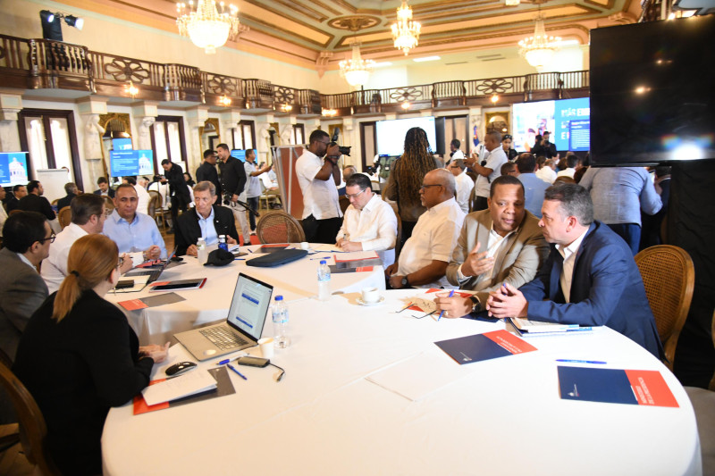 Gobierno recibe apoyo del BID y asesor británico en primer Consejo de Gobierno de 2026