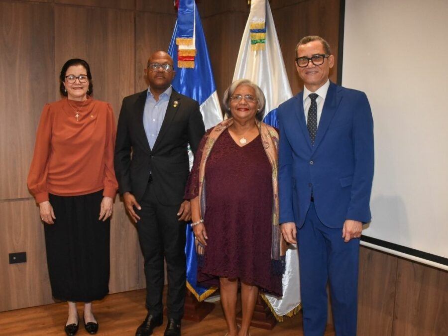 Consejo de Seguridad Social juramenta presidente del Colegio Médico