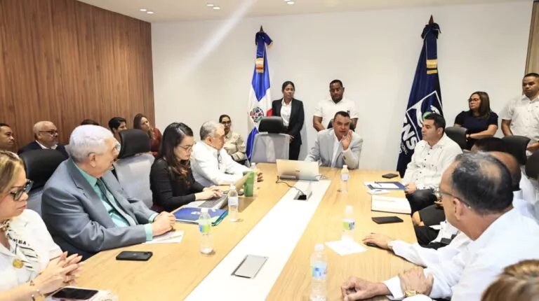 Landrón presenta metas de salud 2026 a directores del SNS