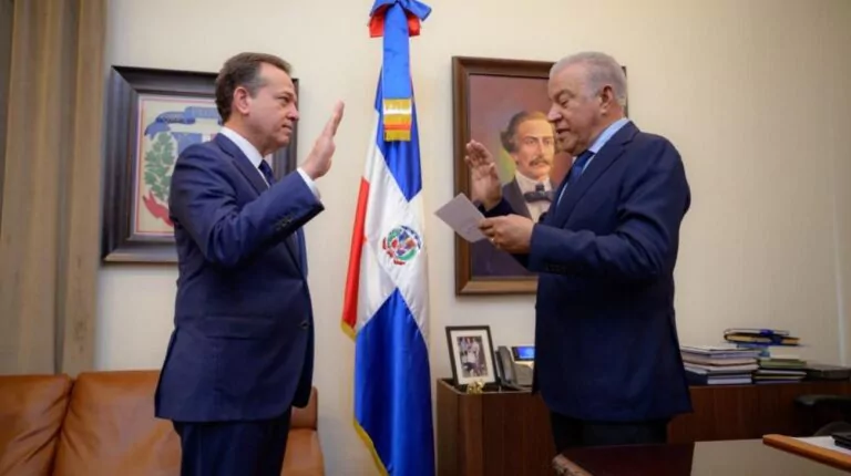 Andrés Bautista juramenta a Víctor “Ito” Bisonó como ministro de Vivienda