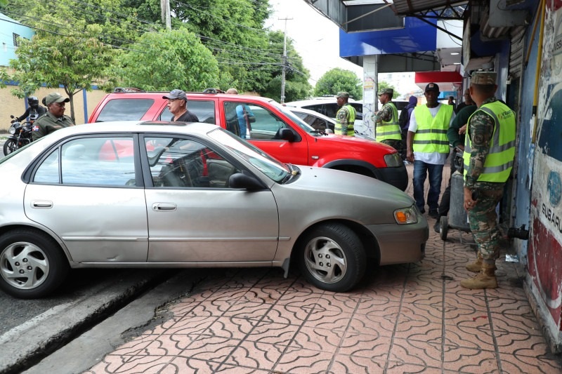 Conductores mal estacionados serán multados con tickets en parabrisas y avisos por correo