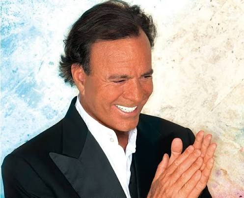Julio Iglesias contrata al despacho de José Antonio Choclán para hacer frente a las acusaciones de agresión sexual