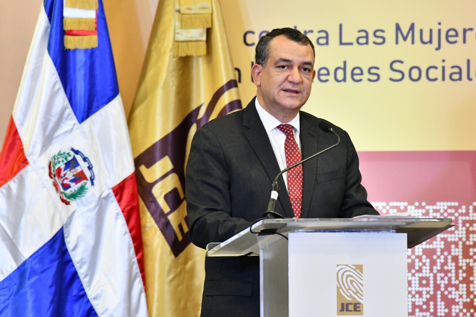 JCE anuncia sanciones y entrega nueva cรฉdula a Abinader JCE anuncia sanciones y entrega nueva cรฉdula a Abinader