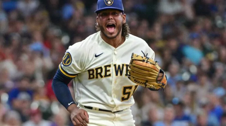 Milwaukee analiza posible cambio de Freddy Peralta antes de la temporada 2026