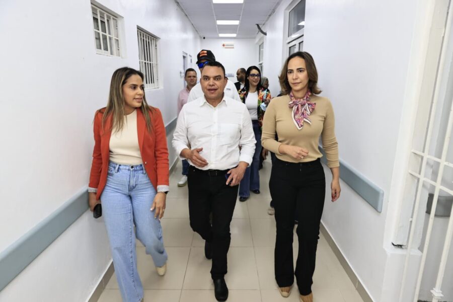 SNS lidera encuentro con directores del Cibao e inaugura Unidad de Tomografía Panorámica