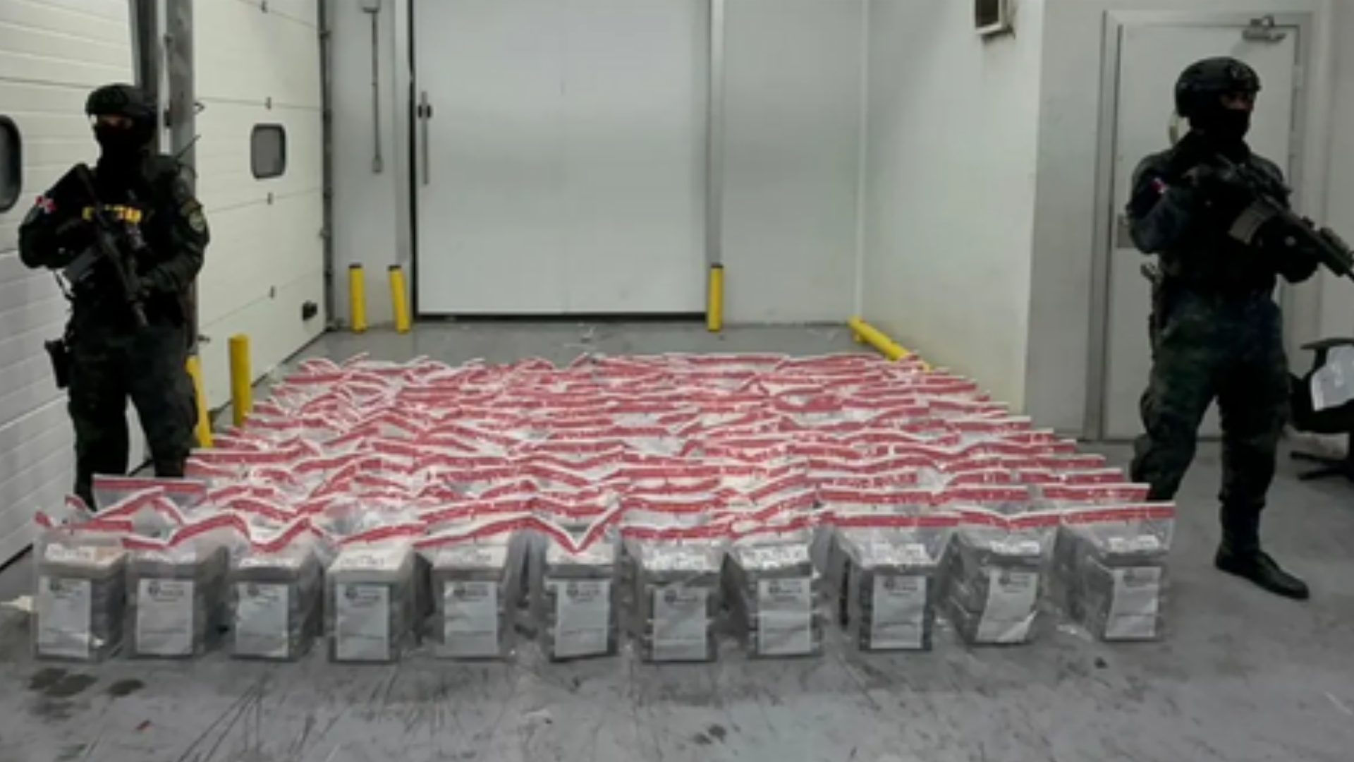 Detienen hombre que era perseguido por el decomiso de un alijo de 918 paquetes de cocaรญna en Boca Chica Detienen hombre que era perseguido por el decomiso de un alijo de 918 paquetes de cocaรญna en Boca Chica